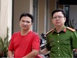 Lực lượng Công an áp giải Lê Hoàng Vũ về nơi giam giữ (Ảnh: CA An Giang)