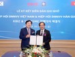Ông Ki-Mun Kim (trái), Chủ tịch Hiệp hội DNNVV Hàn Quốc và ông Tô Hoài Nam, Phó Chủ tịch Hiệp hội DNNVV Việt Nam tại Lễ ký kết chiều 22/9 (Ảnh: MPI)