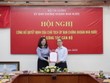 Bà Vũ Thị Chân Phương, Chủ tịch UBCKNN trao quyết định bổ nhiệm cho ông Phạm Hồng Giang.