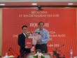 Phó Chủ tịch UBCKNN Phạm Hồng Sơn (bên phải) trao Quyết định điều động, bổ nhiệm ông Tô Trần Hòa giữ chức vụ Phó Vụ trưởng Vụ Phát triển thị trường 99Kl99 link đăng nhập