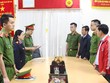 Cơ quan Cảnh sát điều tra Công an tỉnh Sơn La thi hành khởi tố vụ án, khởi tố bị can đối với Trương Minh Tuấn (áo đen bên phải) _ Ảnh: BCA
