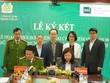 Chủ tịch UBCKNN Vũ Thị Chân Phương và Đại tá Vũ Văn Tấn, ký Kế hoạch phối hợp triển khai Đề án 06 giữa hai đơn vị.