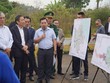 Đại diện tỉnh Quảng Trị giới thiệu về Đề án tại chuyến thực địa khu Kl992 cổng game cá cược thương mại Lao Bảo (Quảng Trị) và khu Kl992 cổng game cá cược thương mại Densavan (Lào) sáng 15/3 - Ảnh: Ngọc An 