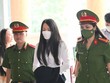 Bị cáo Trịnh Thị Thuý Nga (Phó tổng giám đốc Công ty 99Kl99 link đăng nhập BOS, em gái ông Quyết) được dẫn giải tới phiên tòa phúc thẩm sáng 17/6.
