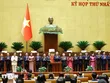 Tổng Bí thư Tô Lâm thay mặt các đại biểu Quốc hội khóa XVI tặng hoa chúc mừng Chủ tịch Quốc hội Trần Thanh Mẫn, các Phó Chủ tịch Quốc hội và Ủy viên Ủy ban Thường vụ Quốc hội (Ảnh: TTXVN)