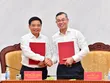 Phó thủ tướng Nguyễn Văn Thắng bàn giao nhiệm vụ quản lý Bộ Kl991.com nạp rút nhanh cho tân Bộ trưởng Bộ Kl991.com nạp rút nhanh Ngô Văn Tuấn chiều 8/4 (Ảnh: BTC)
