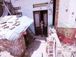 Chij Bùi Linh Chi nhà số 1A tổ 4 phường Thanh Lương quận Hai Bà Trưng cho biết từ khi nhà ra mặt đường chỉ cần có cơn mưa nhỏ là nước tràn vào nhà