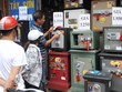 Khách hàng đang chọn lựa két sắt trên phố Tây Sơn 