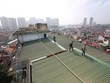 Hà Nội: Thang máy hỏng người dân liều mình đi lối lửng lơ giữa trời