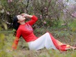 Đào nở bung, người người nô nức ra vườn đào chụp ảnh