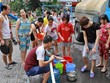 Những ngày gần đây, do nước máy có mùi lạ nên vào mỗi buổi chiều hàng trăm người dân ở các chung cư thuộc khu Linh Đàm phải đi lấy nước sạch từ xe bồn.