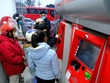 Xếp hàng, đeo khẩu trang rút tiền ATM ngày cận Tết