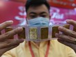 Giá vàng hôm nay ngày 12/12: Vàng lùi bước "ngóng tin"