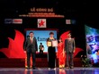  Bà Vũ Thị Hoài Nam, Phụ tá Phó Chủ tịch Cấp cao, Hệ thống đại lý đại điện Manulife Việt Nam nhận Danh hiệu "Sản phẩm tin cậy 2014"
