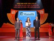 Bà Bùi Thị Kim Quy - Giám đốc phụ trách Khối Tiếp thị và Truyền thông đại điện Manulife Việt Nam nhận Huy chương vàng "Sản phẩm tin cậy 2015"
