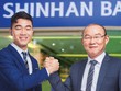 HLV Park Hang Seo (phải) và cầu thủ Lương Xuân Trường