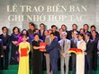 Bà Đỗ Thị Kim Liên, Chủ tịch Công ty cổ phần Nước AquaOne đại diện liên danh nhận biên bản ghi nhớ