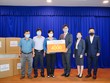 Ông Im Dong Jun, tân Tổng giám đốc kiêm Chủ tịch Hội đồng Thành Viên Hanwha Life Việt Nam cùng thành viên ban lãnh đạo công ty trao tài trợ 4.000 bộ trang phục bảo hộ y tế cho đại diện Sở Y Tế TP.HCM.  
