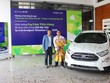 Phó Tổng giám đốc Chubb Life Việt Nam - Ông Bùi Thanh Hiệp (bên trái) đã chúc mừng và trao Giải đặc biệt đến khách hàng Lâm Tiến Giang.