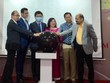 Bà Trần Thị Hải Yến, Giám đốc IPCS (thứ ba từ phải qua) và các đối tác công bố trang thông tin điện tử