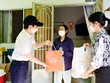 Ông Bùi Quang Nam, Phó tổng giám đốc Kl992 VIP Trang Chủ 2026 Hanwha Life Việt Nam và đại diện Mặt Trận Tổ quốc Việt Nam Quận Bình Thạnh trao quà cứu trợ đến những gia đình bị ảnh hưởng bởi dịch Covid.