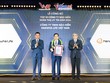 Đại diện Hanwha Life Việt Nam nhận cúp và chứng nhận tại lễ công bố