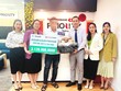 Đại diện gia đình của khách hàng nhận số tiền chi trả quyền lợi Kl99kl phiên bản hoạt động từ Manulife Việt Nam và Techcombank
