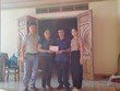 Đại diện Kl99kl phiên bản hoạt động PTI trao tiền tạm ứng bồi thường cho khách hàng