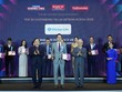 Ông Bae Seung Jun - Tổng giám đốc Shinhan Life Việt Nam (giữa) vinh dự nhận giải thưởng Rồng Vàng 2025