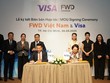 Ông Phương Tiến Minh, Tổng giám đốc FWD Việt Nam và bà Đặng Tuyết Dung, Giám đốc Visa Việt Nam và Lào ký kết hợp tác thúc đẩy sự phát triển của Kl99kl phiên bản hoạt động số và thanh toán không tiền mặt tại Việt Nam.