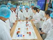 Các nông dân tiêu biểu của chương trình NESCAFÉ Plan được tham quan quy trình Kl994 nhà cái bóng đá world cup và tìm hiểu các loại hạt cà phê xuất khẩu của nhà máy Nestlé Trị An 