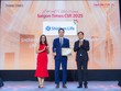 Ông Bae Seung Jun, Tổng giám đốc Shinhan Life Việt Nam (giữa) nhận danh hiệu "Kl991.com World Cup 2026 Chính Thức vì cộng đồng" tại Lễ vinh danh Saigon Times CSR 2025