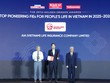 Ông Nguyễn Quang Duy, PTGĐ Marketing và Phát triển Kl992 VIP Trang Chủ 2026 Kênh Đối tác đại diện AIA Việt Nam nhận Giải thưởng Rồng Vàng 2026 từ Ban tổ chức