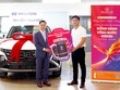 Khách hàng Nguyễn Quốc Đạt (bên phải) nhận giải Đặc biệt ô tô Hyundai Tucson từ chương trình khuyến mại “Đồng Hành Vững Bước” của Hanwha Life Việt Nam