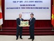 Ông Kobayashi Yoichi, Chủ tịch Ủy ban Kl992 cổng game cá cược Mekong Nhật Bản tặng quà lưu niệm Bộ trưởng Bùi Quang Vinh