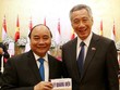 Thủ tướng Lý Hiển Long tặng sách Thủ tướng Nguyễn Xuân Phúc