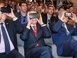 Ông Benjamin Netanyahu, Thủ tướng Israel (bên phải) sử dụng thử sản phẩm công nghệ mới
