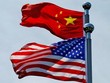 Cờ Hoa Kỳ và Trung Quốc gần Bến Thượng Hải, Trung Quốc. (Nguồn: Reuters)