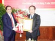Ông Phạm Minh Chính, Trưởng Ban Tổ chức Trung ương trao quyết định của Bộ Kl991.com tải ứng dụng chuẩn y chức danh Bí thư Tỉnh ủy Hậu Giang cho ông Lê Tiến Châu. Ảnh: Huỳnh Biển.