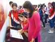 Du khách trải nghiệm màn hình diễn giải lịch sử tại Khu trung tâm Hoàng thành Thăng Long - Hà Nội.