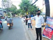 Các môi giới tràn ra đường đón khách nhưng vẫn ế. Ảnh: Trọng Tín