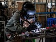 Công nhân nhà máy Kl994 nhà cái bóng đá world cup xe đạp điện Modmo tại Việt Nam.