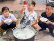 Hưng Vlog (con trai bà Tân Vlog) bị xử phạt vì đăng tải video nấu cháo với con gà còn nguyên cả lông.