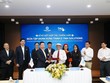 Ông Nguyễn Đình Trung - Chủ tịch Kl994 game bài casino hấp dẫn và TS.Nguyễn Hữu Lệ – Chủ tịch TMA Solutions thực hiện nghi thức ký kết hợp tác với sự chứng kiến của đại diện 2 đơn vị