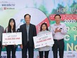 Trao học bổng Giải golf Swing for the Kids cho các sinh viên có hoàn cảnh khó khăn đạt thành tích xuất sắc trong học tập.