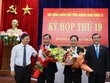 Lãnh đạo tỉnh Quảng Nam tặng hoa chúc mừng ông Nguyễn Hồng Quang và ông Trần Xuân Vinh.
