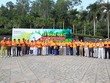 Các golf thủ chụp ảnh kỷ niệm cùng Ban tổ chức giải đấu. Ảnh: Chí Cường