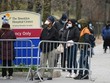 Nhân viên Amazon tại khu vực kho Staten Island đình công khi khu vực này đóng cửa vào ngày 30/3/2020. Ảnh: AFP