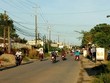 Một đoạn đường Nam Sông Hậu chật hẹp qua Hậu Giang.