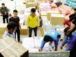 Nhân viên Vietnam Post tiếp nhận và chuyển phát hàng